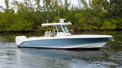 33' Boston Whaler 2017 Yacht For Sale